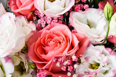 Bir buket pembe ve beyaz gül ve farklı çiçekler. Yakın plan, seçici odaklanma, Sevgililer Günü dekorasyonu için arka plan. çiçek arkaplanı. bayram tebrik kartı