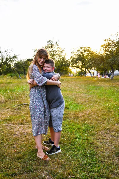 Jonge Moeder Knuffelt Kust Haar Zoon Zomer Herfst Park Familie — Stockfoto