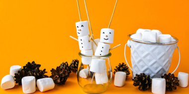 Çocuklar için marşmelov şekerlemesi. Komik kardan adam. Adım adım. Noel süslemeleri