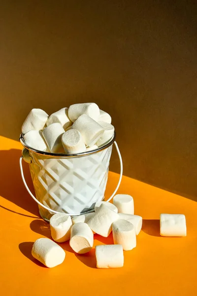 Marshmallows Brancos Balde Metal Fundo Moderno Amarelo Cinza Ingrediente Para — Fotografia de Stock