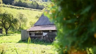 Orman dağındaki eski ahşap ev. Terk edilmiş kır evi suya battı. Dağ köyünde ahşap ev ve haneler.