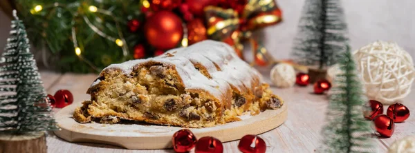 Noel ışıkları ve dekorasyonuyla çalınmış Noel. Geleneksel meyveli somun şekerli, şenlikli tatlı. Tatil pişirme konsepti. 