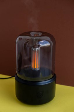 Modern ışıklandırılmış hava nemlendirme ile kapalı mekan dekorasyonu Aroma esaslı yağ parfümü kokusu. Kokulu ev sağlığı alışkanlığı işte. İyi manevi sağlık ve dikkatli olma kavramı