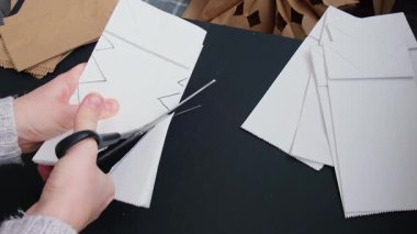 Noel yıldızı ve yeni yıl arifesi için hazırlanma süreci. Üç boyutlu el çantası kar tanelerini boyamış. Sorumlu ekolojik sıfır atık el yapımı dekorasyon. Çocuk hobisi ev dekorasyonu