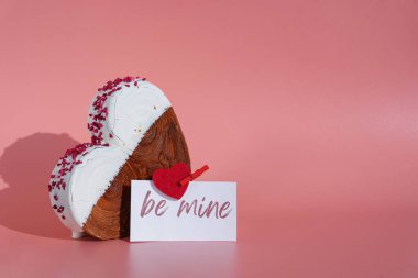 Kağıt üzerinde benim sözlerim olsun tebrik kartı üzerine Lezzetli taze kruvasan üzerine renkli Ganache aromalı. Eşsiz kalp şekilli fırın. Puf puf böreği, bayram aşkı hediyesi. Sevgililer Günü fikri.