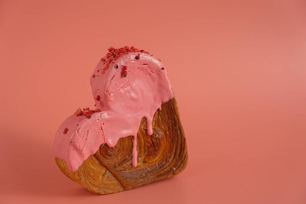 Вкусный свежий круассан с розовым вишневым вкусом Ganache. Создание уникальной формы сердца пекарни. Пафф торт праздник любви подарок идея Валентина день. Копирование пространства 