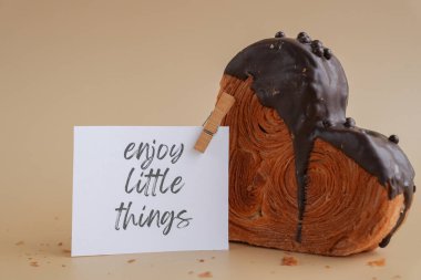 Kağıt üzerinde keyifli küçük şeyler. Üzerinde çikolata aromalı Ganache ile taze kruvasan var. Eşsiz kalp şekilli fırın. Puf puf böreği bayram aşkı hediyesi hediye fikri Sevgililer Günü