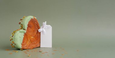 Boş kağıt nota şablonu oluşturur. Fotokopi alanı olan yeşil arka planda kalp şeklinde şam fıstıklı kruvasan. Puf puf yeni moda tatlı pastanesi. Kremalı hamur deneyi 