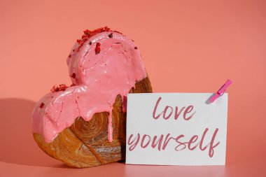 Sevgililer Günü 'nde Sevgililer Günü Sevgi Kendini Kutlama Kartı' nda altyazı yazmayı diliyor. Lezzetli ve canlı kalp şeklinde kruvasan ikram. Renkli kremalı kruvasanlarla süslenmiş. Boşluğu kopyala