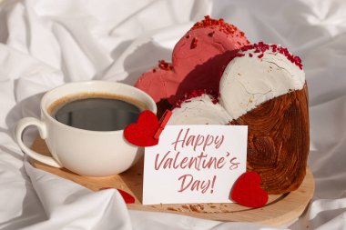 VALENTINES GÜN SMS Kart Kartı Sabah kahvaltısı üzerinde renkli Ganache aromalı leziz taze kruvasanlar. Eşsiz kalp şekilli fırın. Puf böreği
