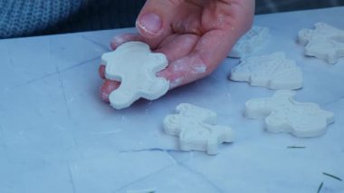 Zencefilli kurabiye karakteri Yaratıcı Noel ağacı tatili için beyaz hava kuru kilini kullanıyor. Parmakları kapsayan hobi aktivitesi yaratmak. DIY Modern Sanat Sanatı 