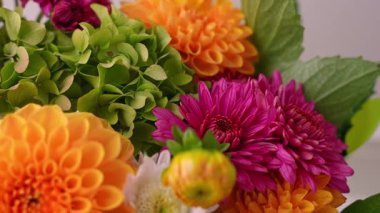 Şükran Günü için sonbahar sonbahar buketi. Mevsimlik ılık renkli çiçek çiçekleri festival dekorasyonunu düzenler. Seçici odak 