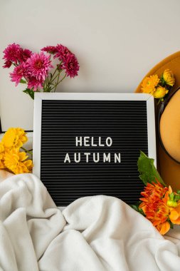 Şükran Günü tatili için HELLO AUTUMN Güz Buketi yazılı mektup panosu. Mevsimlik ılık renkli çiçek çiçekleri festival dekorasyonunu düzenler. Seçici odak 