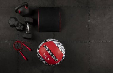 Halter, cuerda, kettlebell, cojin y pelota para hacer ejercicios de crossfit y fitness en piso de fondo renk zenci