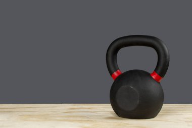Kettlebell de Crossfit sober caja de madera con fondo gris