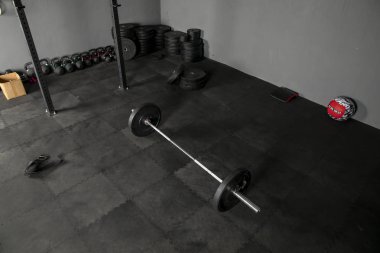 Barra de levantamiento con discos de varios discos, Kettlebells, pelota y cojin en box de crossfit