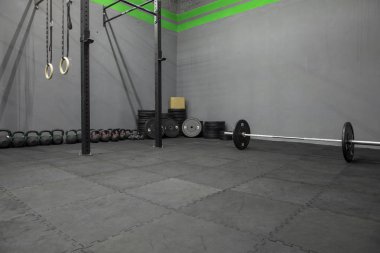 Kutu de Crossfit con discos de peso y barra de levantamientos