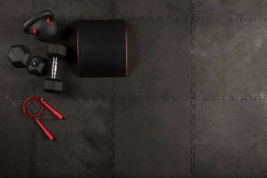 Halter, cuerda, kettlebell y cojin para hacer ejercicios de crossfit y fitness en piso de fondo renk zenci