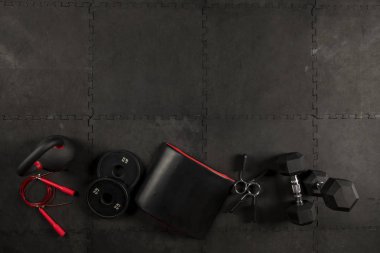 Halter, cuerda, kettlebell, cojin y diskolar para hacer ejercicios de crossfit y fitness en piso de fondo renk zenci