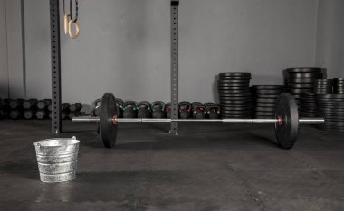 Barra de Crossfit para levantamientos on box de crossfit, con discos de diferentes pesos, kettlebell, pelota, aros de gimnasia, cojin y dambıllar para ejercicios de levantamientos