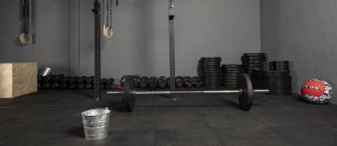 Barra de Crossfit para levantamientos on box de crossfit, con discos de diferentes pesos, kettlebell, pelota, aros de gimnasia, cojin y dambıllar para ejercicios de levantamientos