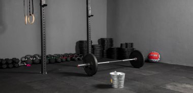 Barra de Crossfit para levantamientos on box de crossfit, con discos de diferentes pesos, kettlebell, pelota, aros de gimnasia, cojin y dambıllar para ejercicios de levantamientos
