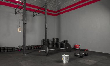 Barra de Crossfit para levantamientos on box de crossfit, con discos de diferentes pesos, kettlebell, pelota, aros de gimnasia, cojin y dambıllar para ejercicios de levantamientos