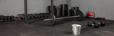 Barra de Crossfit para levantamientos on box de crossfit, con discos de diferentes pesos, kettlebell, pelota, aros de gimnasia, cojin y dambıllar para ejercicios de levantamientos