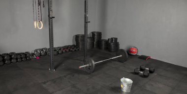 Barra de Crossfit para levantamientos on box de crossfit, con discos de diferentes pesos, kettlebell, pelota, aros de gimnasia, cojin y dambıllar para ejercicios de levantamientos