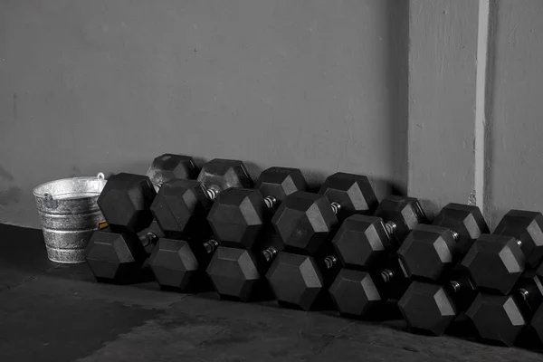 Dumbbells Crossfit Varios Pesos Con Fondo Gris Sobre Piso Goma — Photo