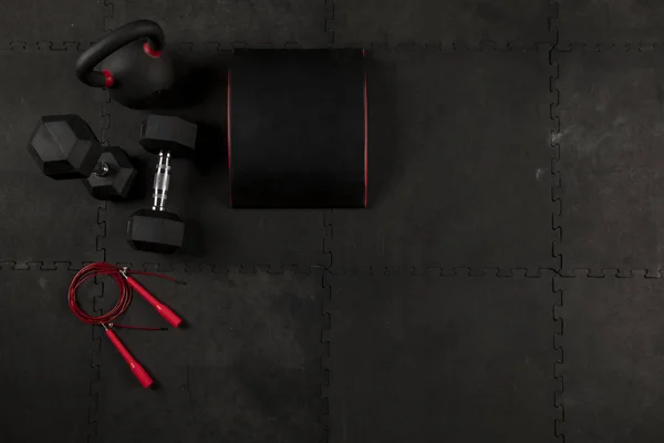 Halter, cuerda, kettlebell y cojin para hacer ejercicios de crossfit y fitness en piso de fondo renk zenci