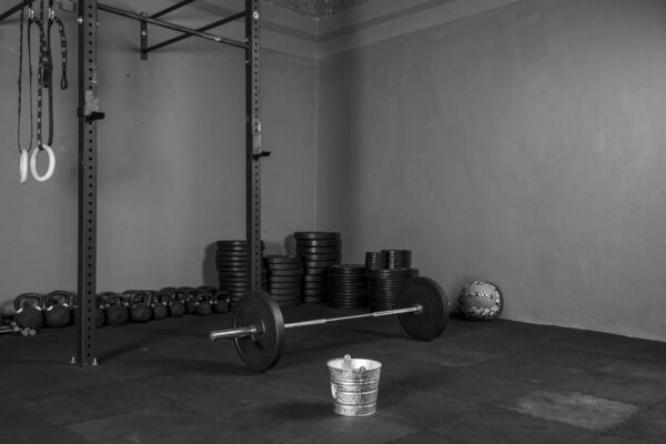Barra de crossfit para levantamientos en box de crossfit, con discos de diferentes pesos, kettlebells, pelota,cojin y dumbbells para ejercicios de levantamientos