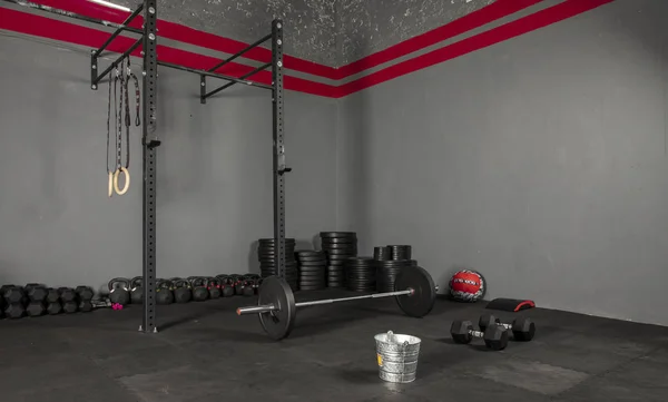Barra de Crossfit para levantamientos on box de crossfit, con discos de diferentes pesos, kettlebell, pelota, aros de gimnasia, cojin y dambıllar para ejercicios de levantamientos
