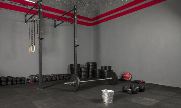 Barra de crossfit para levantamientos en box de crossfit, con discos de diferentes pesos, kettlebells, pelota, aros de gimnasia,cojin y dumbbells para ejercicios de levantamientos