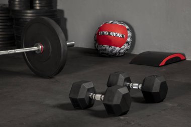 Barra de Crossfit para levantamientos on box de crossfit, con discos de diferentes pesos, kettlebell, pelota, cojin y dambıllar para ejercicios de levantamientos