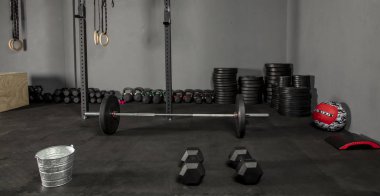 Barra de Crossfit para levantamientos on box de crossfit, con discos de diferentes pesos, kettlebell, pelota, aros de gimnasia, cojin y dambıllar para ejercicios de levantamientos