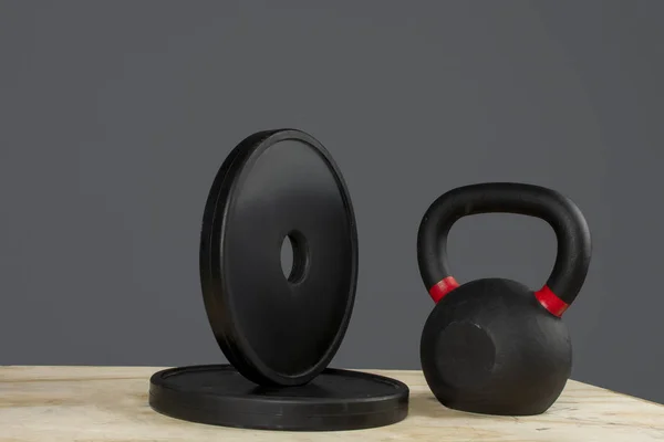 Disco Peso Kettlebell Sobre Caja Madera Fondo Gris — Zdjęcie stockowe