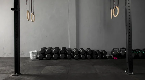 Dumbbells Crossfit Varios Pesos Con Fondo Gris Sobre Piso Goma — Fotografia de Stock