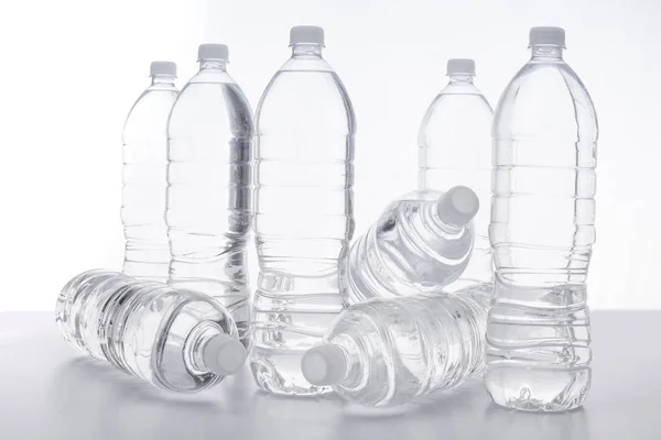Botellas Agua Sobre Una Mesa Con Fondo Blanco — Stockfoto
