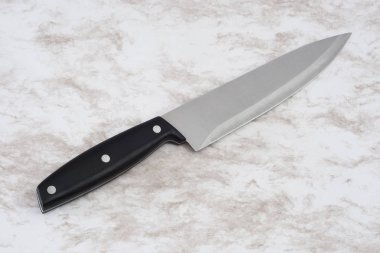 Mermer bir masada bıçak.