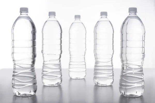 Botella Agua Transparentes Sobre Superficie Lisa Con Fondo Blanco — Stockfoto