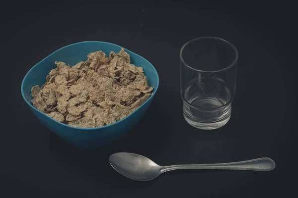 Cereal Con Una Cuchara Vaso Fondo Negro — Stock Photo, Image
