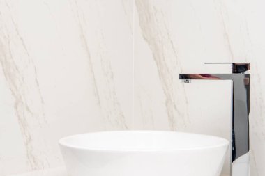 Misket tabanında ve duvarlarda mikserle batarsın.