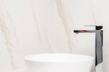 Misket tabanında ve duvarlarda mikserle batarsın.