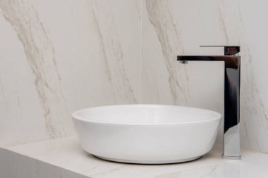 Misket tabanında ve duvarlarda mikserle batarsın.