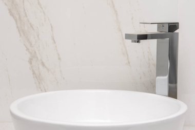 Misket tabanında ve duvarlarda mikserle batarsın.