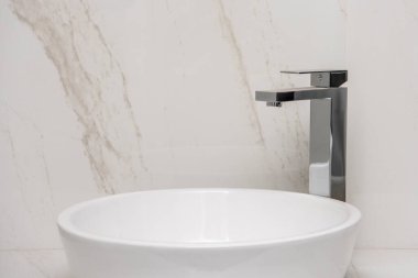 Misket tabanında ve duvarlarda mikserle batarsın.