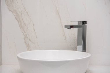 Misket tabanında ve duvarlarda mikserle batarsın.