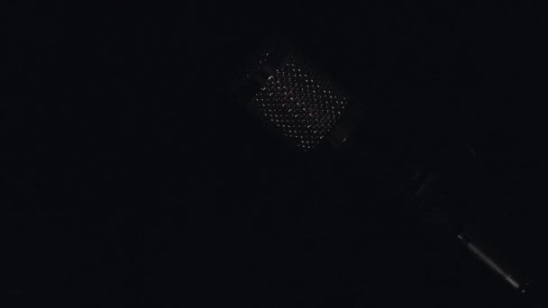 Базовый Проводной Профессиональный Настольный Микрофон Черным Фоном Движущимся Освещением — стоковое видео
