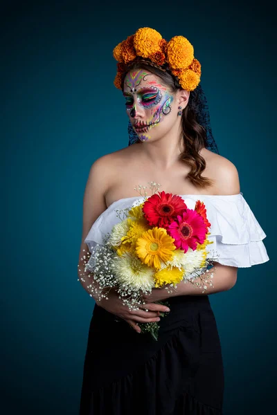 Latin Woman Catrina Makeup Bouquet Flowers Her Hands — Stock Photo, Image